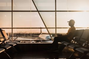 homem-sentado-no-aeroporto